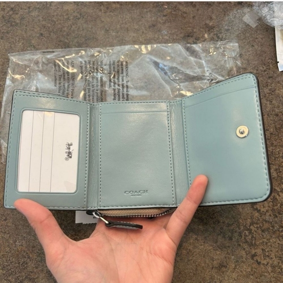 Coach compact wallet - Picture 2 of 9